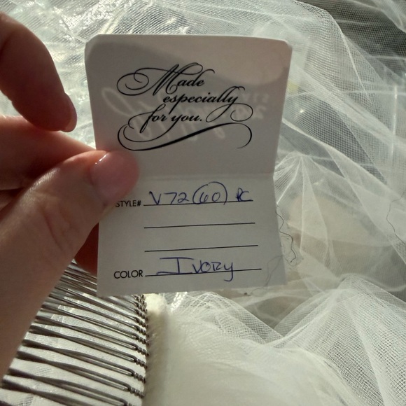 Elegant Ivory Bridal Veil - Picture 2 of 2